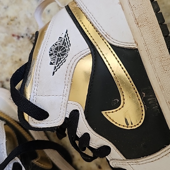 Jordan 1 Mid. Like new! Size 3Y - Picture 3 of 4